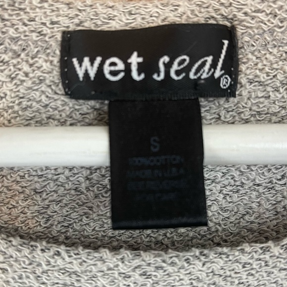 WET SEAL SKULL EMBROIDERY/APPLIQUE SWEATSHIRT - Picture 3 of 5